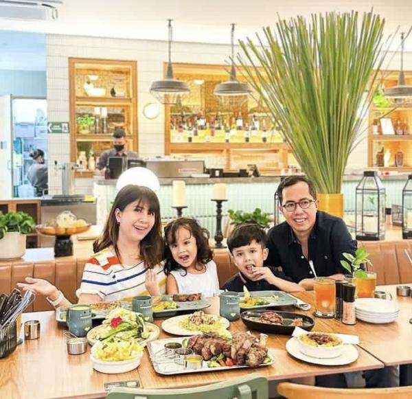 3D97DEFA A828 4D7B A601 AB2DFD935B5B Momfluencer Yanna Christine Ginting liburan bersama anak. (Foto: Instagram @yannaoxania)
