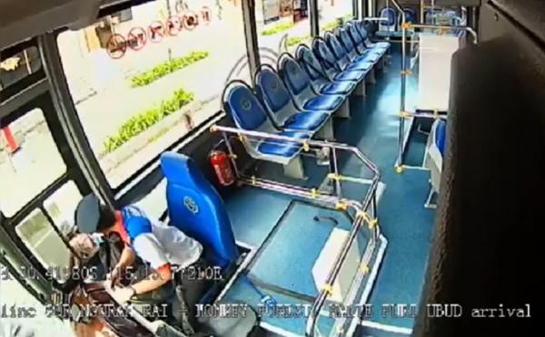 Pria Ngamuk Bawa Parang Ubud Rekaman CCTV di bus saat pelaku mengintimidasi sopir. (Foto: Ketut Catur)