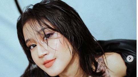 Artis cantik berambut pendek. 