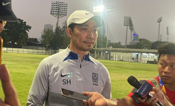 Pelatih Korea Selatan U-17 Byun Seong-hwan telepon Shin Tae-yong jelang hadapi Indonesia. (Foto: Rifqi Herjoko)