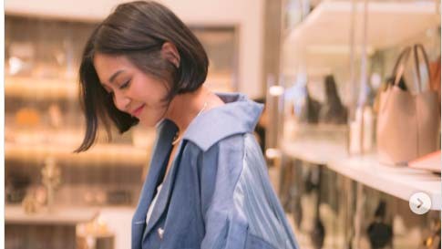Artis cantik berambut pendek. 