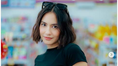 Pevita Pearce Artis cantik berambut pendek.