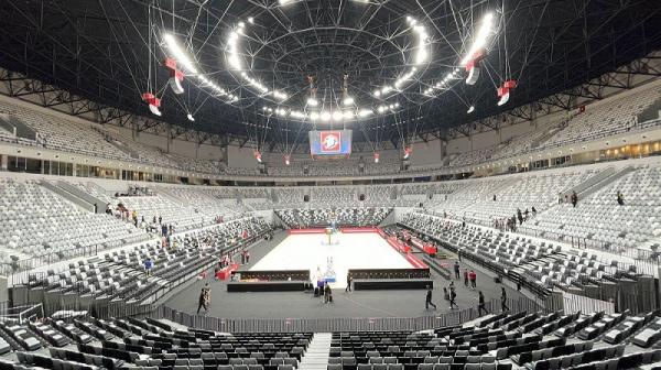 Stadion Indonesia Arena Prabowo-Gibran menyapa para relawan sebelum mendaftar ke KPU. Apa kata mereka? (Foto: Danandaya Arya Putra)