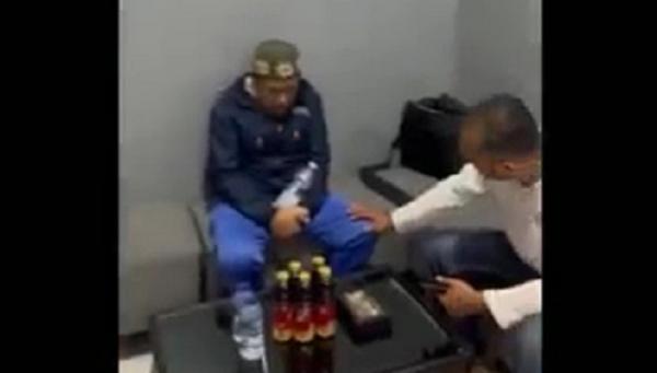 Ali Basyar (pakai kopiah) saat ditangkap usai keluar dari RSJ Kota Padang. (Foto: Ari Yohanas)