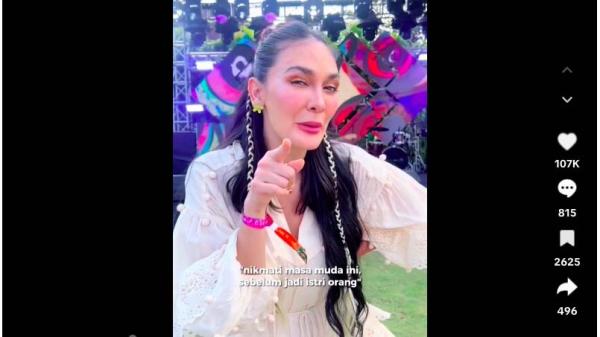 Luna Maya Luna Maya unggah kalimat yang mengisyaratkan akan menikah. (foto: TikTok)