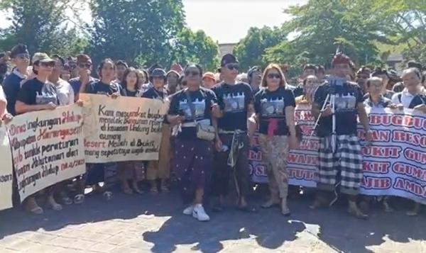 Protes Warga Karangasem