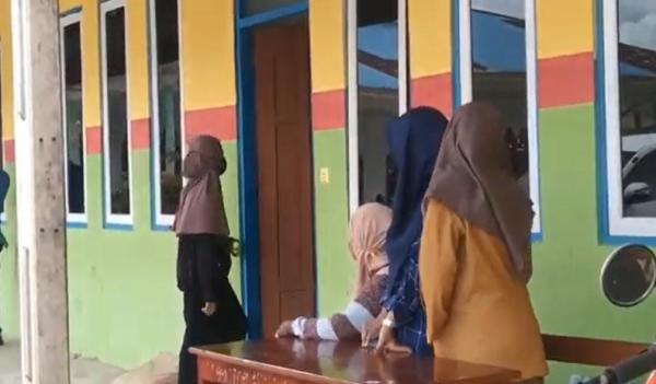 Santriwati Dicabuli Sorong Pondok Pesantren Salafiyah Syafi'iyah, Sorong, Papua Barat Daya. (Foto: Chanry Andrew).