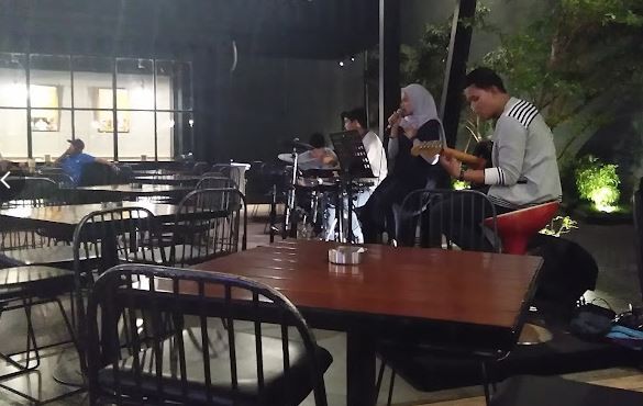 Liberica Cafe tempat nongkrong di Makassar menyediakan live music. (Foto: ist)