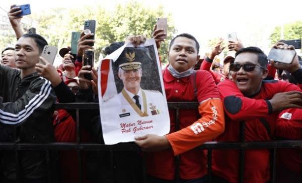 Warga Klaten kompak mengenakan kaus bertuliskan Thanks to Ganjar. (Foto: ist)