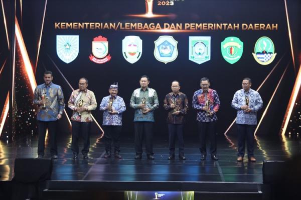 Bupati Situbondo Karna Suswandi Indonesia Awards Bupati Situbondo Karna Suswandi bersama kepala daerah lainnya saat menerima penghargaan Indonesia Awards 2023. (Foto: dok iNews Media Group)