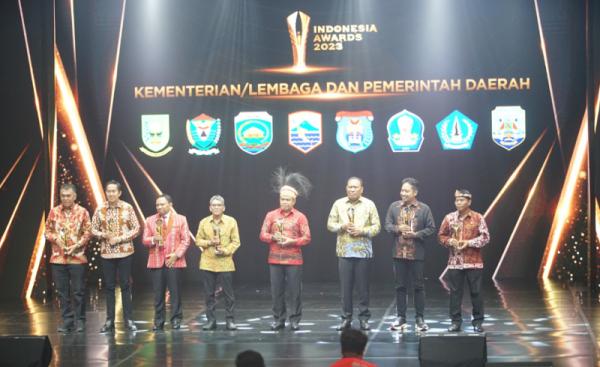Bupati Natuna Wan Siswandi IA 2023 (Pertama dari kiri) Bupati Natuna Wan Siswandi saat menerima Penghargaan Indonesia Awards 2023. (Foto: dok iNews Media Group)