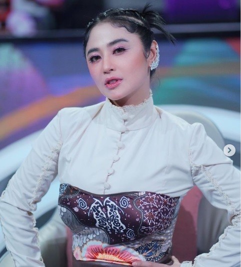 Dewi Perssik Artis yang pernah mondok. (foto: instagram)