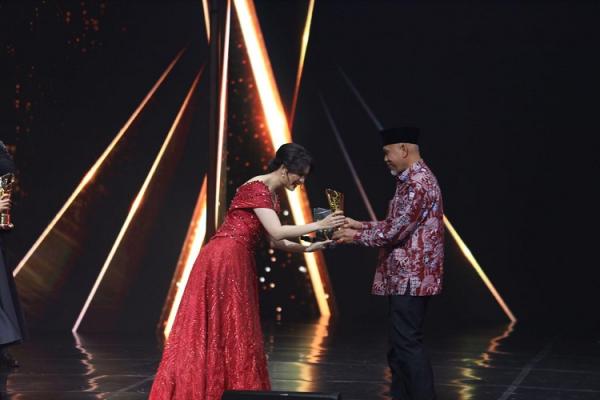 Gubernur Sumbar saat menerima penghargaan IA 2023 Gubernur Sumatera Barat Mahyeldi Ansharullah saat menerima penghargaan Indonesia Awards 2023, di Jakarta, Kamis (31/8/2023). (Foto: dok iNews Media Group)