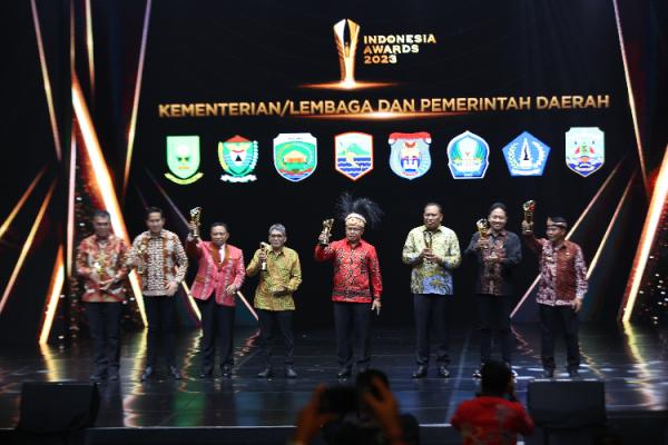 Indonesia Awards 2023 Foto bersama para penerima penghargaan Indonesia Awards 2023. (Foto: dok iNews Media Group)
