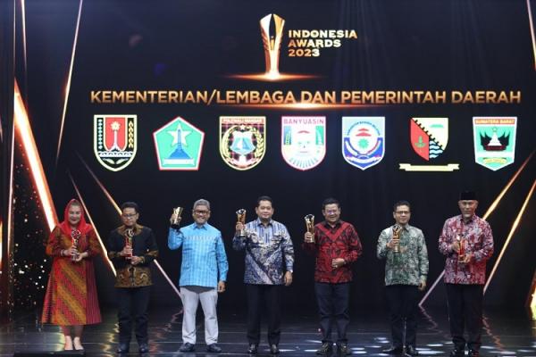 Penerima IA dari Kementerian dan Pemerintah Daerah Para peraih penghargaan Indonesia Awards 2023 Kementerian/Lembaga dan Pemerintah Daerah. (Foto: dok iNews Media Group)