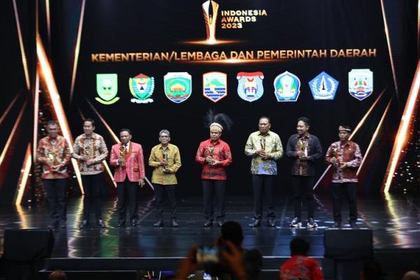 Para peraih penghargaan Indonesia Awards 2023 Kementerian/Lembaga dan Pemerintah Daerah. (Foto: dok iNews media Group)&nbsp;