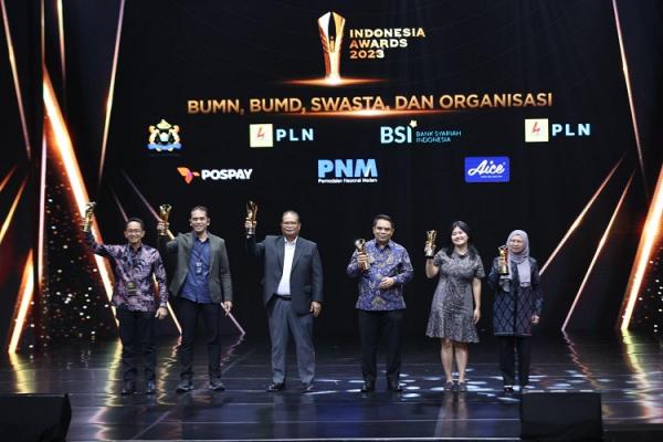 PLN IA Direktur Retail dan Niaga, Edi Srimulyanti (ujung kanan), Executive Vice Presiden Komunikasi Korporat dan TJSL, Gregorius Adi Trianto (kedua dari kiri). (Foto: dok iNews Media Group)