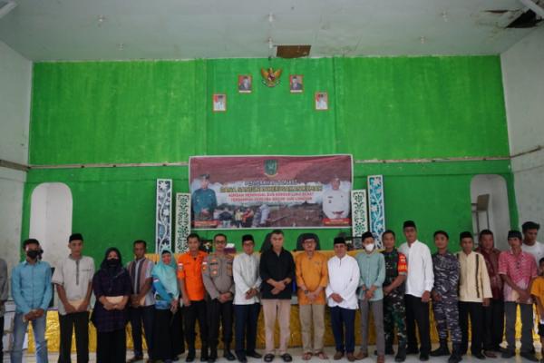 Bupati Natuna Wan Siswandi menyerahkan bantuan langsung kepada para korban tanah longsor. Penyerahan bantuan sebagai realisasi program Tanggap Bencana yang digalakkan oleh Pemerintah Kabupaten Natuna. (Foto: dok Pemkab Natuna)
