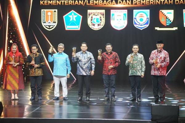Wali Kota Sutiaji saat menerima IA Wali Kota Malang Sutiaji (kedua dari kiri) saat menerima Penghargaan Indonesia Awards 2023. (Foto: iNews Media Group/Rievta Ikhwan)