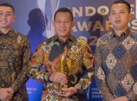 Sumsel Penghargaan IA Kepala Dinas Marga dan Tata Ruang Sumsel M Affandi mewakili Gubernur Sumsel Herman Deru menerima penghargaan Indonesia Awards 2023, bersama Andi R selaku Kepala bagian Humas dan Ega Puza selaku Kasubag. (Foto: iNews Media Group/Rievta Ikhwan)
