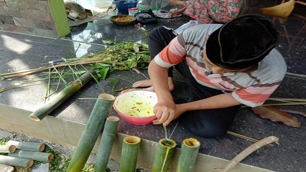    H Dayat sibuk mengolah leumeung sebagai salah satu makanan khas Purwakarta. (Foto: iNews.id/Asep Supiandi)