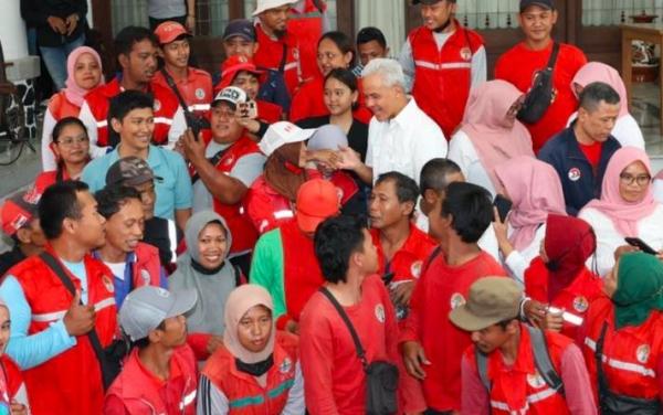 Gubernur Jateng Ganjar Pranowo yang akan purnatugas mendapat kejutan dari penyapu jalan. (Foto: MPi)