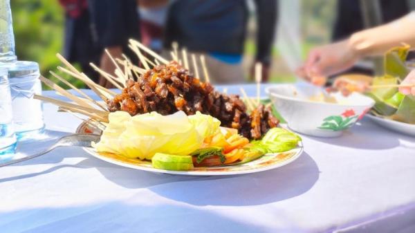 Sate maranggi menjadi makanan khas Purwakarta yang sudah go internasional. (Foto: iNews.id/Diskominfo)