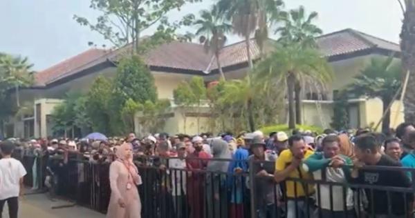 Ribuan warga Binuang, Kabupaten Tapin antre saat menghadiri pesta pernikahan anak crazy rich Haji Ciut, Minggu (3/9/2023). (Foto: iNews)