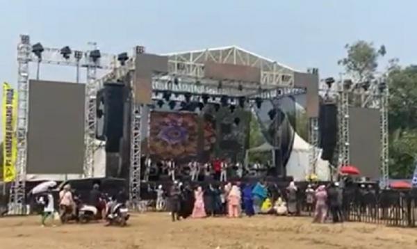 Panggung hiburan pesta pernikahan anak crazy rich Haji Ciut di Tapin, Kalsel. (Foto: Sairi)