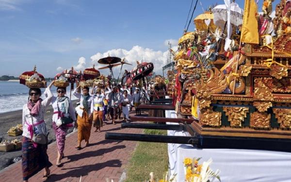 Upacara Melasti Bali Upacara Melasti di Pantai Padanggalak. (Foto: ANTARA)