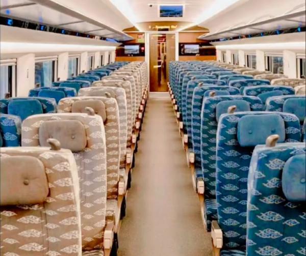 Kereta Cepat Jakarta Bandung 2 Kursi Premium Economy Class