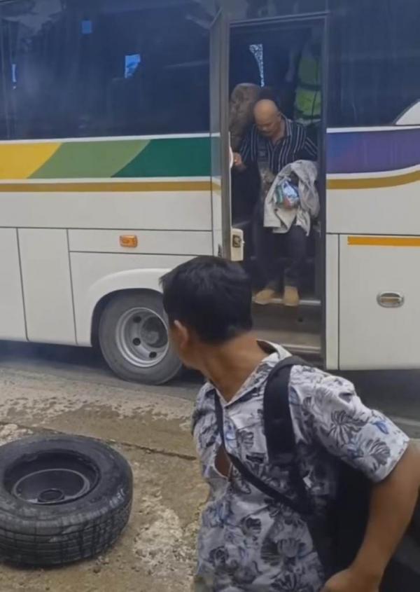 Roda Bus Terlepas