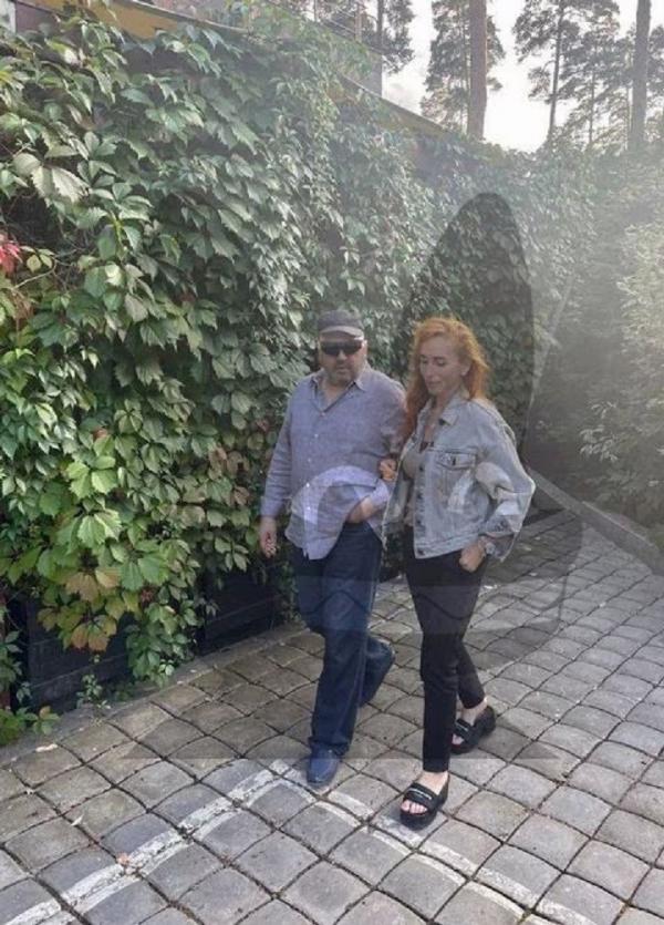 Foto Jenderal Armageddon Rusia Foto ini memperlihatkan pasangan yang tampak seperti Jenderal Rusia Sergei Surovikin dan istrinya, Anna, di lokasi yang tidak diketahui. Gambar ini diterbitkan 4 September 2023. (Foto: Reuters)