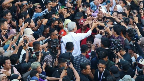 Ganjar Salami Warga2 Ganjar Pranowo dengan sabar menyalami warga.