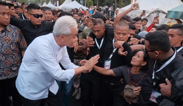 Ganjar Salami Warga3 Ganjar Pranowo menyalami ribuan orang saat gelaran Pesta Rakyat bertajuk Terima Kasih Jawa Tengah, Selasa (5/9/2023). (Dok Pemprov Jateng)