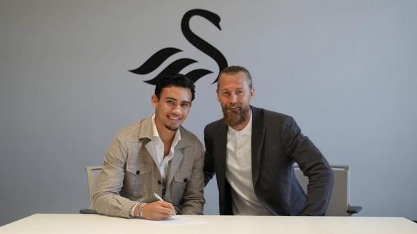 Nathan Tjoe-A-On Nathan Tjoe-A-On (kiri) resmi menjadi pemain Swansea City. (Foto: Instagram @nathantjoeaon)
