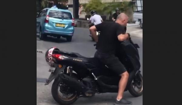 Bule Nabrak Taksi 2 (foto: Instagram @idiotsinbali_bagus)
