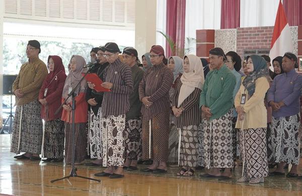Busana Yogya Busana adat Gagrak Ngayogyakarta yang dikenakan PNS setiap Kamis Pahing. (foto: istimewa)
