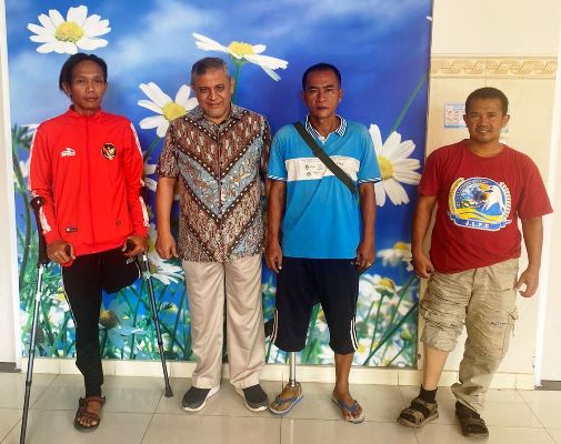 Dokter Rochim Ketua Yayasan Bina Sehat Jember drg Abdul Rochim (dua dari kiri) foto bersama dengan penerima kaki palsu.