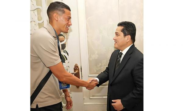 Jay Idzes Ketum PSSI Erick Thohir (kanan) menyambut kedatangan Jay Idzes di Indonesia, Rabu (6/9/2023). (Foto: Instagram @erickthohir)