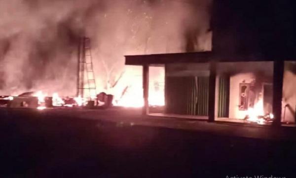 Pembakaran Muratara Rumah pelaku pembunuhan adik Bupati Muratara dibakar massa yang marah. (Foto: Era Neizma Wedya)