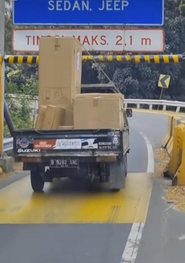 Mobil Pikap Bawa Kulkas 1
