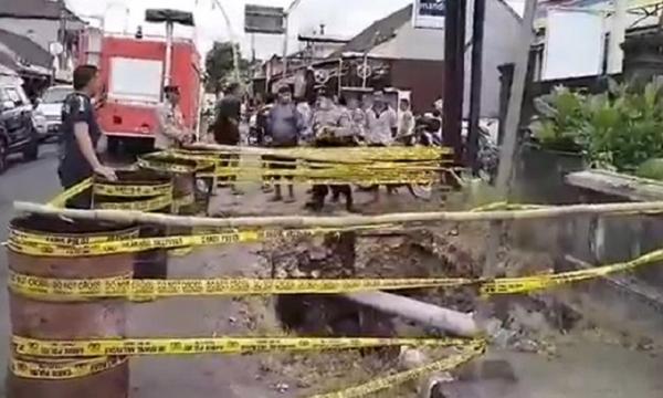 Jembatan Jebol Lokasi korban jatuh dipasang garis kuning polisi. (Foto: Bagus Alit)