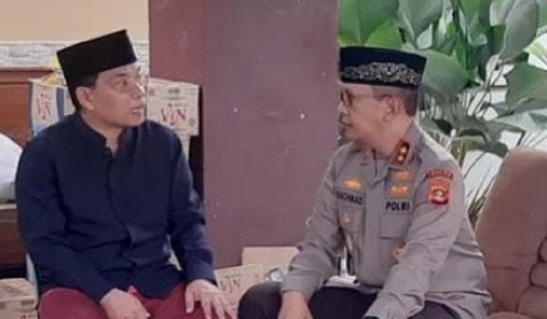 Kapolda Sumsel Melayat Kapolda Sumsel Irjen Pol Albertus Rachmad Wibowo melayat ke rumah duka adik Bupati Muratara. (Foto: Era Neizma Wedya)