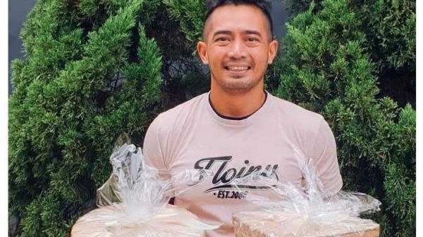 Yama Karlos Artis jualan makanan kaki lima.