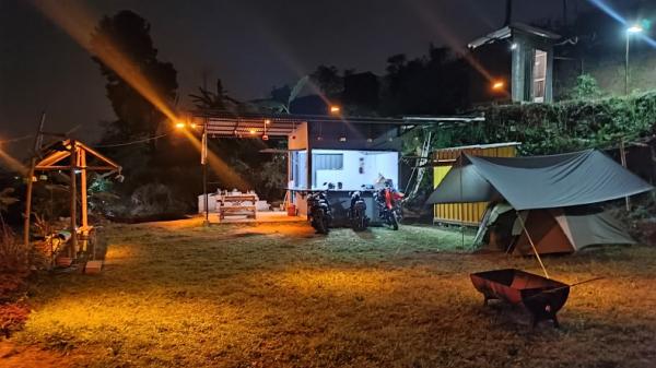 Baung Panel Surya Pacet Seluruh penerangan di Lembah Baung milik Khilmi Sabihisma menggunakan energi matahari.