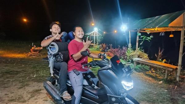 Panel Surya Baung Khilmi Sabihisma membawa perlengkapan tenda ke bumper Lembah Baung, Pacet.