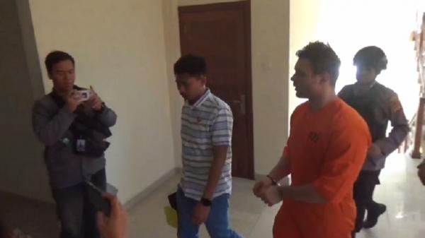 Bule aniaya warga Bali Bule Rusia bernama Chepurko Artem berusia 33 tahun yang menganiaya warga Bali ditahan di Mapolsek Kuta Selatan. (Foto: Indira Arri).