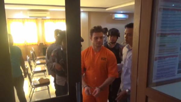 Bule Rusia ditangkap polisi Polisi menangkap Warga Negara Asing (WNA) asal Rusia, Chepurko Artem berusia 33 tahun karena menganiaya warga Bali. (Foto: Indira Arri).