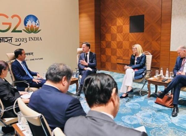 Jokowi Pm Belanda Presiden Joko Widodo bersama sejumlah menteri Kabinet Indonesia Maju saat pertemuan bilateral dengan Perdana Menteri Belanda, Mark Rutte, di sela-sela KTT ASEAN India, Sabtu (9/9/2023). (Foto: instragra, @smindrawati)